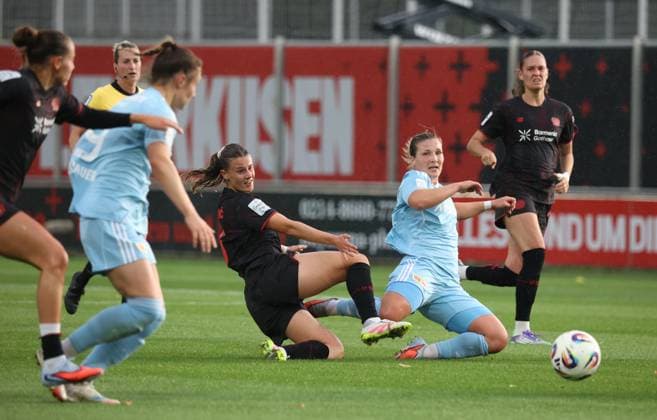 Katharina Piljic (B04) gegen Dina Orschmann (FCU), Leverkusen, Germany 15.09.2025, Frauen Bundesliga, 2. Spieltag, Bayer 04 Leverkusen - 1. FC Union Berlin.