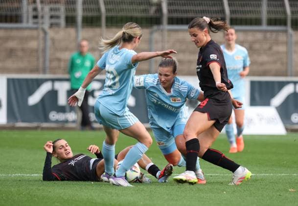 V.l. Carlotta Wamser (B04), Eileen Campbell (FCU), Dina Orschmann (FCU) und Katharina Piljic (B04), Leverkusen, Germany 15.09.2025, Frauen Bundesliga, 2. Spieltag, Bayer 04 Leverkusen - 1. FC Union Berlin.