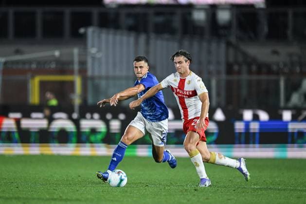 Lorenzo Colombo of Genoa CFC in action during the Italian Serie A football match between Calcio Como and Genoa CFC on 15 of September 2025 at the Giuseppe Senigallia stadium in Como, Italy  Copyright: xTizianoxBallabio IPAxSportx xipa-agency.netx xx IPA_64912618 IPA_Agency_IPA64912618