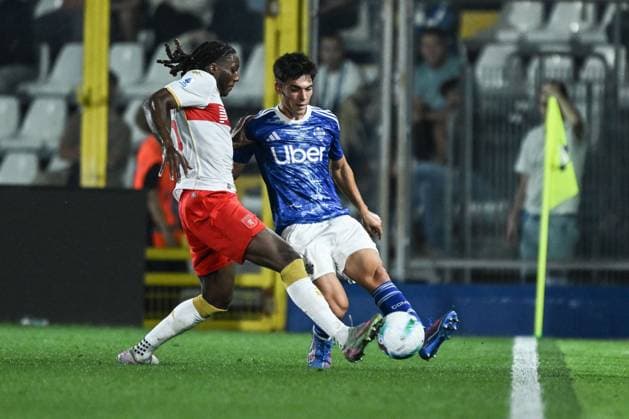 Alex Valle of Calcio Como in action during the Italian Serie A football match between Calcio Como and Genoa CFC on 15 of September 2025 at the Giuseppe Senigallia stadium in Como, Italy  Copyright: xTizianoxBallabio IPAxSportx xipa-agency.netx xx IPA_64912620 IPA_Agency_IPA64912620