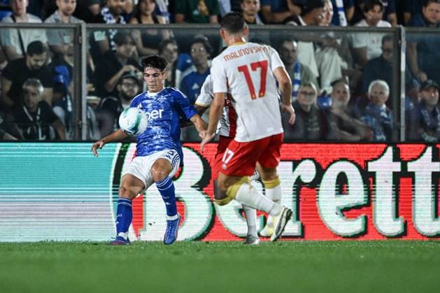 Alex Valle of Calcio Como in action during the Italian Serie A football match between Calcio Como and Genoa CFC on 15 of September 2025 at the Giuseppe Senigallia stadium in Como, Italy  Copyright: xTizianoxBallabio IPAxSportx xipa-agency.netx xx IPA_64912678 IPA_Agency_IPA64912678