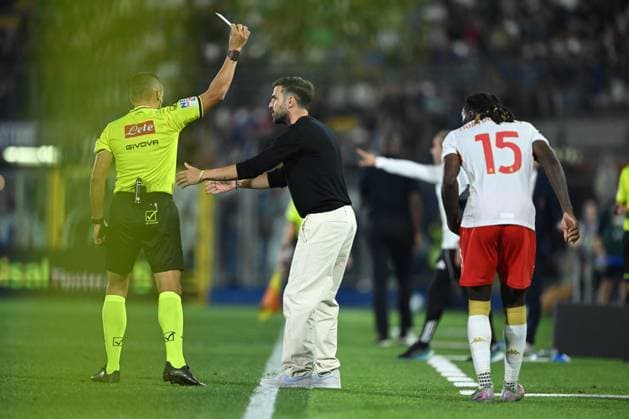 Referee Marco Piccinini red card to Cesc Fabregas, Head Coach of Calcio Como during the Italian Serie A football match between Calcio Como and Genoa CFC on 15 of September 2025 at the Giuseppe Senigallia stadium in Como, Italy  Copyright: xTizianoxBallabio IPAxSportx xipa-agency.netx xx IPA_64913629 IPA_Agency_IPA64913629