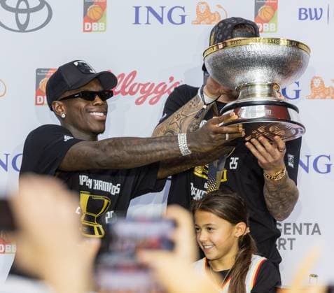 Im Bild: v.li. MVP Dennis Schröder und Daniel Theis mit dem EM-Pokal 2025. 15.09.2025, Ankunft der des Basketball-Europameisters 2025, Deutschland, Frankfurt am Main, ING-DiBa AG, *** In the picture from left MVP Dennis Schröder and Daniel Theis with the European Championship Cup 2025 15 09 2025, arrival of the European Basketball Champion 2025, Germany, Frankfurt am Main, ING DiBa AG, Copyright: HMBxMedia xJulienxBecker