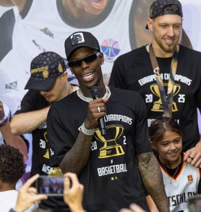 Im Bild: MVP und Geburtstagskind Dennis Schroeder am Mikro. 15.09.2025, Ankunft der des Basketball-Europameisters 2025, Deutschland, Frankfurt am Main, ING-DiBa AG, *** In the picture MVP and birthday boy Dennis Schroeder at the microphone 15 09 2025, arrival of the European Basketball Champion 2025, Germany, Frankfurt am Main, ING DiBa AG, Copyright: HMBxMedia xJulienxBecker