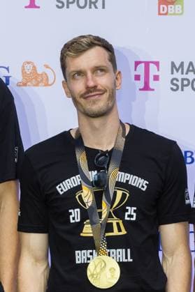 Im Bild: Andy Obst mit Gold-Medaille. 15.09.2025, Ankunft der des Basketball-Europameisters 2025, Deutschland, Frankfurt am Main, ING-DiBa AG, *** In the picture Andy Obst with gold medal 15 09 2025, arrival of the European Basketball Champion 2025, Germany, Frankfurt am Main, ING DiBa AG, Copyright: HMBxMedia xJulienxBecker