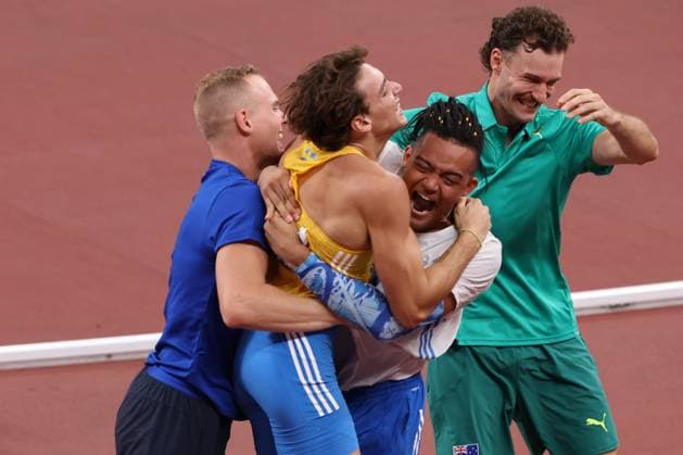 Day 3 - World Athletics Championships Tokyo 2025 Armand Duplantis (SWE) celebrates with Emmanouil Karalis (GRE), Sam Kendricks (USA), and Kurtis Marschall (AUS) after breaking his own pole vault world record during the World Athletics Championships 2025 at the National Stadium in Tokyo, Japan, on September 15, 2025. Tokyo Tokyo Japan  Copyright: xMIxNewsx originalFilename:fletcher-worldath250915_npgJd.jpg