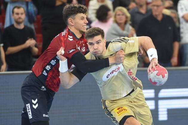 Handball I Herren I Saison 2025-2026 I Bundesliga I 4. Spieltag I SG Flensburg-Handewitt - TSV Hannover-Burgdorf I 15.09.2025 von links Marko Grgic (17, SG Flensburg-Handewitt), Renars Uscins (10, TSV Hannover-Burgdorf) Copyright: xLobeca JanxKirschnerx
