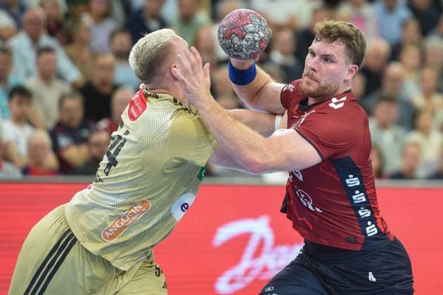 Handball I Herren I Saison 2025-2026 I Bundesliga I 4. Spieltag I SG Flensburg-Handewitt - TSV Hannover-Burgdorf I 15.09.2025 Justus Fischer (54, TSV Hannover-Burgdorf), Johannes Golla (4, SG Flensburg-Handewitt) Copyright: xLobeca JanxKirschnerx