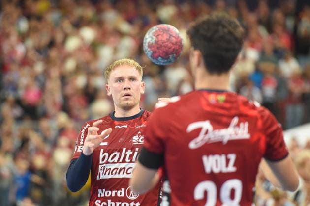 Handball I Herren I Saison 2025-2026 I Bundesliga I 4. Spieltag I SG Flensburg-Handewitt - TSV Hannover-Burgdorf I 15.09.2025 von links Simon Pytlick (2, SG Flensburg-Handewitt), Patrick Volz (28, SG Flensburg-Handewitt) Copyright: xLobeca JanxKirschnerx