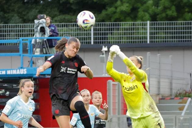 15.09.2025, xgrfx, Fussball Google Pixel Frauen-Bundesliga, Bayer Leverkusen - 1.FC Union Berlin v.l. Valentina Mädl (Bayer Leverkusen), Cara Bösl (1.FC Union Berlin) (DFL DFB REGULATIONS PROHIBIT ANY USE OF PHOTOGRAPHS as IMAGE SEQUENCES and or QUASI-VIDEO) Leverkusen
