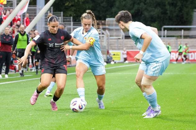 15.09.2025, xgrfx, Fussball Google Pixel Frauen-Bundesliga, Bayer Leverkusen - 1.FC Union Berlin v.l. Valentina Mädl (Bayer Leverkusen), Lisa Heiseler, Tomke Schneider (1.F Union Berlin) (DFL DFB REGULATIONS PROHIBIT ANY USE OF PHOTOGRAPHS as IMAGE SEQUENCES and or QUASI-VIDEO) Leverkusen
