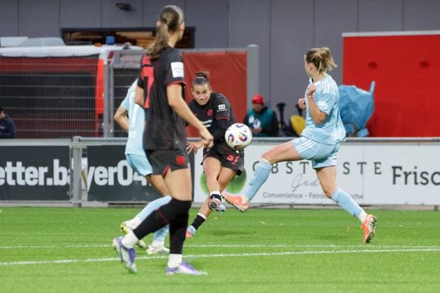 15.09.2025, xgrfx, Fussball Google Pixel Frauen-Bundesliga, Bayer Leverkusen - 1.FC Union Berlin v.l. Tor, Carlotta Wamser (Bayer Leverkusen) (DFL DFB REGULATIONS PROHIBIT ANY USE OF PHOTOGRAPHS as IMAGE SEQUENCES and or QUASI-VIDEO) Leverkusen