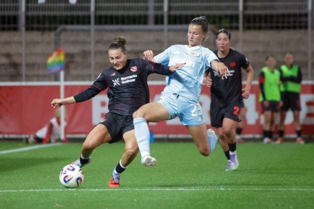 15.09.2025, xgrfx, Fussball Google Pixel Frauen-Bundesliga, Bayer Leverkusen - 1.FC Union Berlin v.l. Carlotta Wamser (Bayer Leverkusen), Nele Bauereisen (1.FC Union Berlin) (DFL DFB REGULATIONS PROHIBIT ANY USE OF PHOTOGRAPHS as IMAGE SEQUENCES and or QUASI-VIDEO) Leverkusen