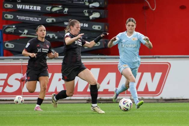 15.09.2025, xgrfx, Fussball Google Pixel Frauen-Bundesliga, Bayer Leverkusen - 1.FC Union Berlin v.l. Claudia Wenger (Bayer Leverkusen), Eileen Campbell (1.FC Union Berlin) (DFL DFB REGULATIONS PROHIBIT ANY USE OF PHOTOGRAPHS as IMAGE SEQUENCES and or QUASI-VIDEO) Leverkusen