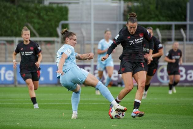 15.09.2025, xgrfx, Fussball Google Pixel Frauen-Bundesliga, Bayer Leverkusen - 1.FC Union Berlin v.l. Sophie Weidauer (1.FC Union Berlin), Carlotta Wamser (Bayer Leverkusen) (DFL DFB REGULATIONS PROHIBIT ANY USE OF PHOTOGRAPHS as IMAGE SEQUENCES and or QUASI-VIDEO) Leverkusen