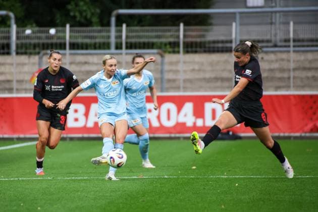 15.09.2025, xgrfx, Fussball Google Pixel Frauen-Bundesliga, Bayer Leverkusen - 1.FC Union Berlin v.l. Judith Steinert (1.FC Union Berlin), Katharina Piljic (Bayer Leverkusen) (DFL DFB REGULATIONS PROHIBIT ANY USE OF PHOTOGRAPHS as IMAGE SEQUENCES and or QUASI-VIDEO) Leverkusen