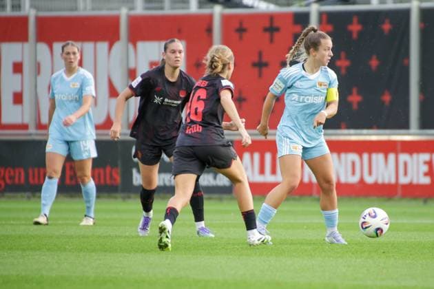15.09.2025, xgrfx, Fussball Google Pixel Frauen-Bundesliga, Bayer Leverkusen - 1.FC Union Berlin v.l. Sfie Zdebel (Bayer Leverkusen), Lisa Heiseler (1.FC Union Berlin) (DFL DFB REGULATIONS PROHIBIT ANY USE OF PHOTOGRAPHS as IMAGE SEQUENCES and or QUASI-VIDEO) Leverkusen