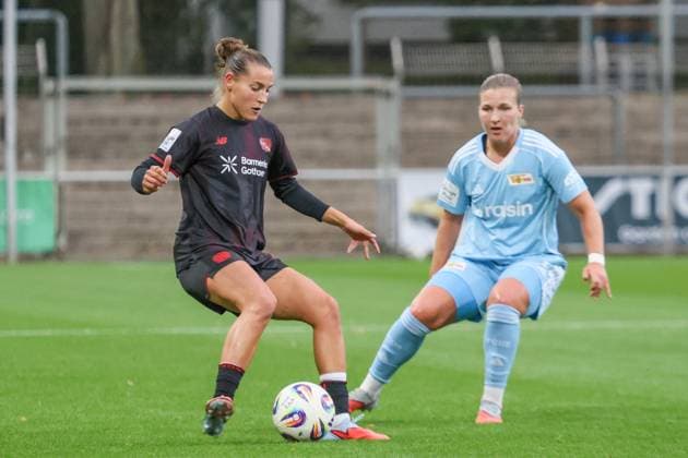 Leverkusen, Deutschland 15. September 2025: 1. FBL - 2025 2026 - Bayer 04 Leverkusen vs. FC Union Berlin Im Bild: Carlotta Wamser (Bayer Leverkusen) mit Dina Orschmann (Union Berlin) im Hintergrund DFB regulations prohibit any use of photographs as image sequences and or quasi-video Ulrich-Haberland-Stadion Nordrhein Westfalen Copyright: xFotostandx xFantinix