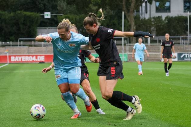 Leverkusen, Deutschland 15. September 2025: 1. FBL - 2025 2026 - Bayer 04 Leverkusen vs. FC Union Berlin Im Bild: v.li. im Zweikampf Dina Orschmann (Union Berlin) und Claudia Wenger (Bayer Leverkusen) DFB regulations prohibit any use of photographs as image sequences and or quasi-video Ulrich-Haberland-Stadion Nordrhein Westfalen Copyright: xFotostandx xFantinix