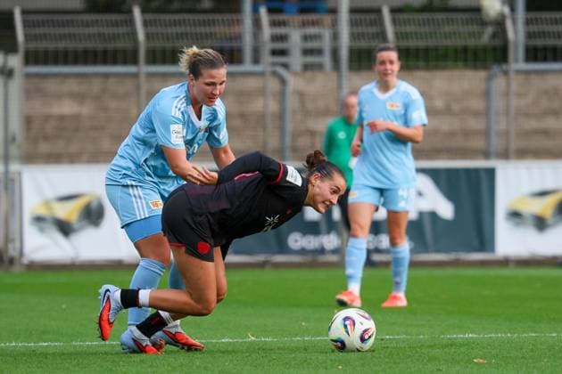 Leverkusen, Deutschland 15. September 2025: 1. FBL - 2025 2026 - Bayer 04 Leverkusen vs. FC Union Berlin Im Bild: v.li. im Zweikampf Dina Orschmann (Union Berlin) und Carlotta Wamser (Bayer Leverkusen) DFB regulations prohibit any use of photographs as image sequences and or quasi-video Ulrich-Haberland-Stadion Nordrhein Westfalen Copyright: xFotostandx xFantinix