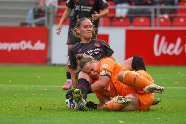 Leverkusen, Deutschland 15. September 2025: 1. FBL - 2025 2026 - Bayer 04 Leverkusen vs. FC Union Berlin Im Bild: v.li. Valentina Mädl Maedl (Bayer Leverkusen) und Torhüterin Friederike Repohl (Bayer Leverkusen) verteidigen das Leverkusener Tor und stoßen dabei zusammen, sodass sich Repohl verletzt DFB regulations prohibit any use of photographs as image sequences and or quasi-video Ulrich-Haberland-Stadion Nordrhein Westfalen Copyright: xFotostandx xFantinix