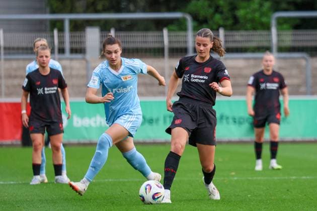 Leverkusen, Deutschland 15. September 2025: 1. FBL - 2025 2026 - Bayer 04 Leverkusen vs. FC Union Berlin Im Bild: v.li. Sophie Weidauer (Union Berlin) und Katharina Piljic (Bayer Leverkusen) im Laufduell DFB regulations prohibit any use of photographs as image sequences and or quasi-video Ulrich-Haberland-Stadion Nordrhein Westfalen Copyright: xFotostandx xFantinix