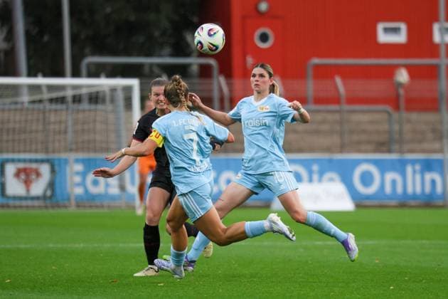 Leverkusen, Deutschland 15. September 2025: 1. FBL - 2025 2026 - Bayer 04 Leverkusen vs. FC Union Berlin Im Bild: v.li. im Zweikampf Claudia Wenger (Bayer Leverkusen), Lisa Heiseler (Union Berlin) und Eileen Campbell (Union Berlin) DFB regulations prohibit any use of photographs as image sequences and or quasi-video Ulrich-Haberland-Stadion Nordrhein Westfalen Copyright: xFotostandx xFantinix