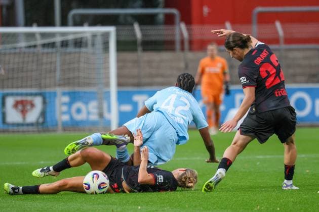 Leverkusen, Deutschland 15. September 2025: 1. FBL - 2025 2026 - Bayer 04 Leverkusen vs. FC Union Berlin Im Bild: v.li. im Zweikampf Sofie Zdebel (Union Berlin), Naika Reissner (Union Berlin) und Ruby Grant (Bayer Leverkusen) DFB regulations prohibit any use of photographs as image sequences and or quasi-video Ulrich-Haberland-Stadion Nordrhein Westfalen Copyright: xFotostandx xFantinix