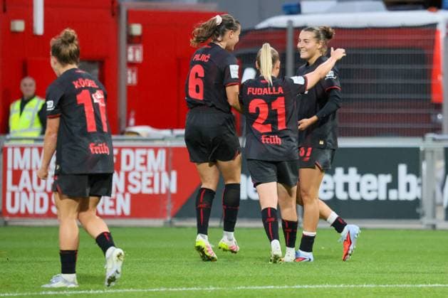 Leverkusen, Deutschland 15. September 2025: 1. FBL - 2025 2026 - Bayer 04 Leverkusen vs. FC Union Berlin Im Bild: v.li. die Dritte Torschützin Carlotta Wamser (Bayer Leverkusen) macht das Tor zum 3:1 für Bayer Leverkusen und jubelt mit Katharina Piljic (Bayer Leverkusen) und Vanessa Fudalla (Bayer Leverkusen) DFB regulations prohibit any use of photographs as image sequences and or quasi-video Ulrich-Haberland-Stadion Nordrhein Westfalen Copyright: xFotostandx xFantinix