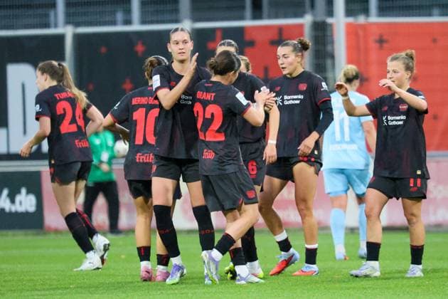 Leverkusen, Deutschland 15. September 2025: 1. FBL - 2025 2026 - Bayer 04 Leverkusen vs. FC Union Berlin Im Bild: Torschützin Carlotta Wamser (Bayer Leverkusen), mittig im Bild, macht das Tor zum 3:1 für Bayer Leverkusen und jubelt mit ihren Mannschaftskolleginnen DFB regulations prohibit any use of photographs as image sequences and or quasi-video Ulrich-Haberland-Stadion Nordrhein Westfalen Copyright: xFotostandx xFantinix