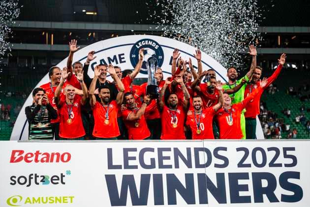 September 15, 2025, Lisbon, Lisbon, Portugal: Players from the Portugal Legends team celebrate winning the Legends Charity Game, between Portugal Lengends vs World Legends at Alvalade Stadium, Lisbon, on September 15, 2025 Lisbon Portugal - ZUMAr200 20250915_zsp_r200_044 Copyright: xNunoxReisinhox