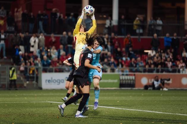 15.09.25, Frauen, Fussball, Google Pixel Frauen Bundesliga, Saison 2025 2026, Bayer 04 Leverkusen - 1. FC Union Berlin, 2. Spieltag Cara Bösl ( 1 - 1. FC Union Berlin) Ball im Strafraum Fangen, Parade Leverkusen Ulrich-Haberland-Stadion NRW Deutschland
