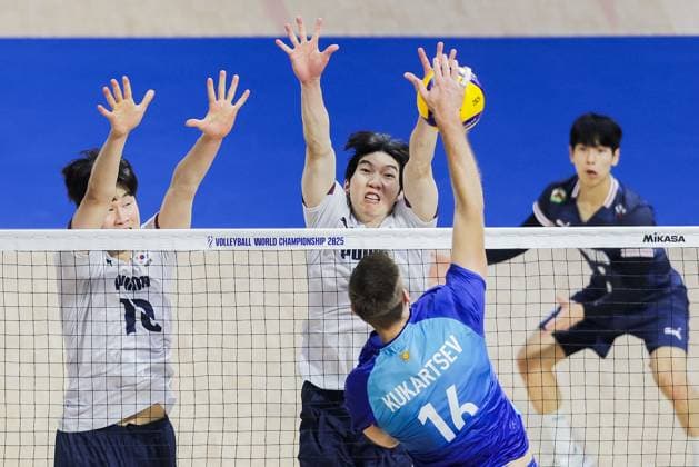 (250916) -- QUEZON CITY, Sept. 16, 2025 -- Pablo Sergio Koukartsev (front) of Argentina competes against players of South Korea during the pool C match between Argentina and South Korea at the FIVB Men s World Championship, WM, Weltmeisterschaft 2025 in Quezon City, the Philippines, on Sept. 16, 2025. ) (SP)THE PHILIPPINES-QUEZON CITY-VOLLEYBALL-FIVB MEN S WORLD CHAMPIONSHIP 2025-ARG VS KOR RouellexUmali 