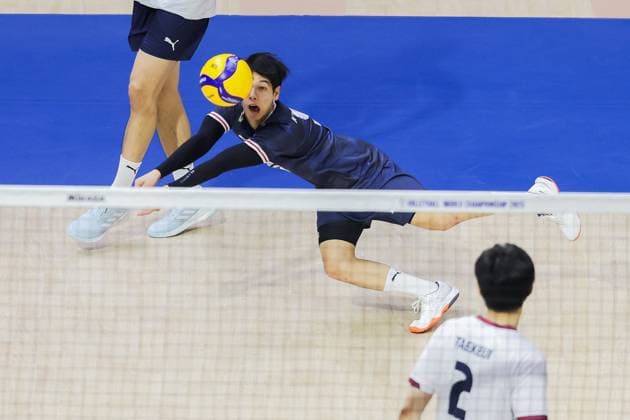 (250916) -- QUEZON CITY, Sept. 16, 2025 -- Park Kyeongmin (C) of South Korea competes during the pool C match between Argentina and South Korea at the FIVB Men s World Championship, WM, Weltmeisterschaft 2025 in Quezon City, the Philippines, on Sept. 16, 2025. ) (SP)THE PHILIPPINES-QUEZON CITY-VOLLEYBALL-FIVB MEN S WORLD CHAMPIONSHIP 2025-ARG VS KOR RouellexUmali 