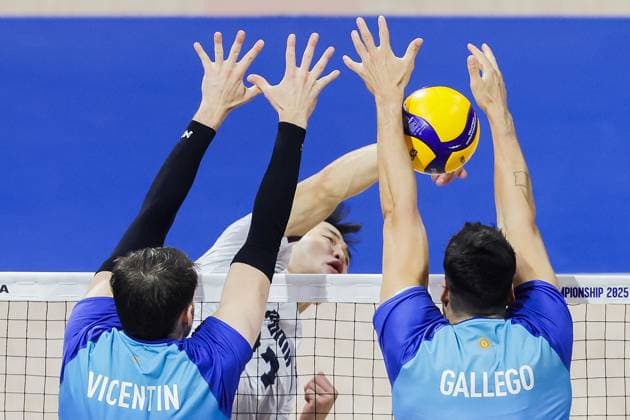 (250916) -- QUEZON CITY, Sept. 16, 2025 -- Im Donghyeok (back) of South Korea competes against players of Argentina during the pool C match between Argentina and South Korea at the FIVB Men s World Championship, WM, Weltmeisterschaft 2025 in Quezon City, the Philippines, on Sept. 16, 2025. ) (SP)THE PHILIPPINES-QUEZON CITY-VOLLEYBALL-FIVB MEN S WORLD CHAMPIONSHIP 2025-ARG VS KOR RouellexUmali 