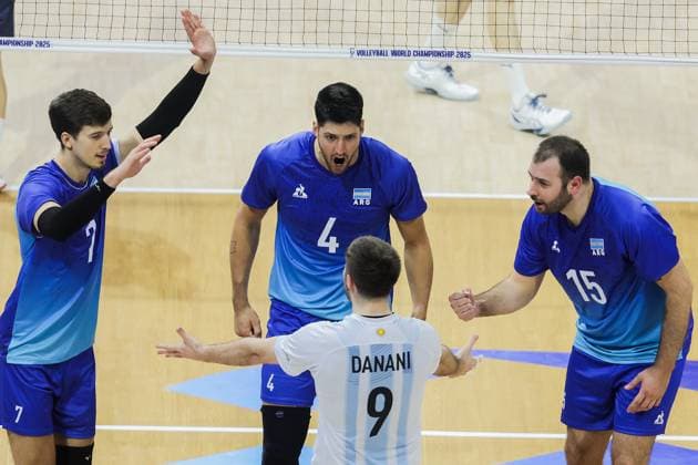 (250916) -- QUEZON CITY, Sept. 16, 2025 -- Players of Argentina react after scoring a point during the pool C match between Argentina and South Korea at the FIVB Men s World Championship, WM, Weltmeisterschaft 2025 in Quezon City, the Philippines, on Sept. 16, 2025. ) (SP)THE PHILIPPINES-QUEZON CITY-VOLLEYBALL-FIVB MEN S WORLD CHAMPIONSHIP 2025-ARG VS KOR RouellexUmali 