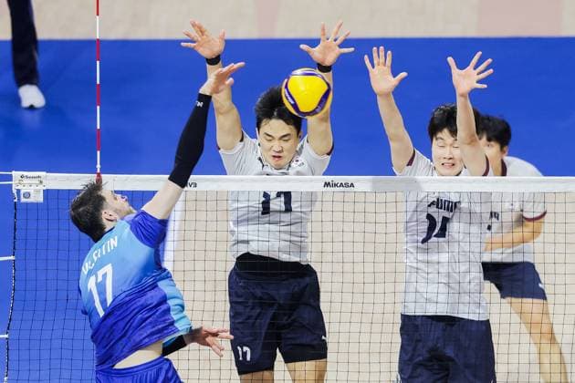 (250916) -- QUEZON CITY, Sept. 16, 2025 -- Luciano Vicentin (1st L) of Argentina competes against players of South Korea during the pool C match between Argentina and South Korea at the FIVB Men s World Championship, WM, Weltmeisterschaft 2025 in Quezon City, the Philippines, on Sept. 16, 2025. ) (SP)THE PHILIPPINES-QUEZON CITY-VOLLEYBALL-FIVB MEN S WORLD CHAMPIONSHIP 2025-ARG VS KOR RouellexUmali 