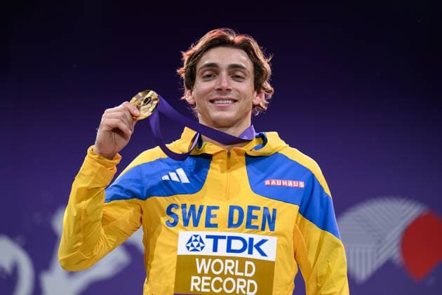 250916 Armand Duplantis of Sweden celebrates at the medal ceremony for the men™s pole vault during day 4 of the 2025 World Athletics Championships on September 16, 2025 in Tokyo. Photo: Joel Marklund BILDBYRAN kod JM JM0732 bbeng friidrott athletics friidrett 2025 world athletics championships world athletics championships tokyo 25 friidrotts-vm friidretts-vm vm jubel sverige världsrekord Copyright: JOELxMARKLUND BB250916JM001