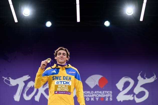 250916 Armand Duplantis of Sweden celebrates at the medal ceremony for the men™s pole vault during day 4 of the 2025 World Athletics Championships on September 16, 2025 in Tokyo. Photo: Joel Marklund BILDBYRAN kod JM JM0732 bbeng friidrott athletics friidrett 2025 world athletics championships world athletics championships tokyo 25 friidrotts-vm friidretts-vm vm jubel sverige världsrekord Copyright: JOELxMARKLUND BB250916JM002