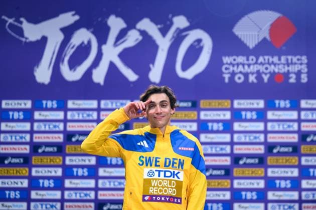 250916 Armand Duplantis of Sweden celebrates at the medal ceremony for the men™s pole vault during day 4 of the 2025 World Athletics Championships on September 16, 2025 in Tokyo. Photo: Joel Marklund BILDBYRAN kod JM JM0732 bbeng friidrott athletics friidrett 2025 world athletics championships world athletics championships tokyo 25 friidrotts-vm friidretts-vm vm jubel sverige världsrekord Copyright: JOELxMARKLUND BB250916JM003