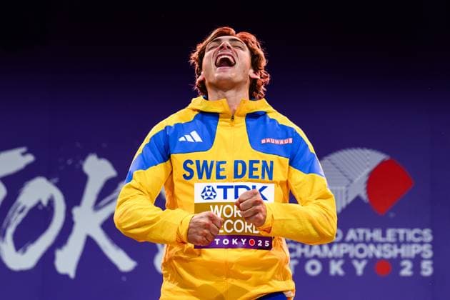 250916 Armand Duplantis of Sweden celebrates at the medal ceremony for the men™s pole vault during day 4 of the 2025 World Athletics Championships on September 16, 2025 in Tokyo. Photo: Joel Marklund BILDBYRAN kod JM JM0732 bbeng friidrott athletics friidrett 2025 world athletics championships world athletics championships tokyo 25 friidrotts-vm friidretts-vm vm jubel sverige världsrekord Copyright: JOELxMARKLUND BB250916JM005