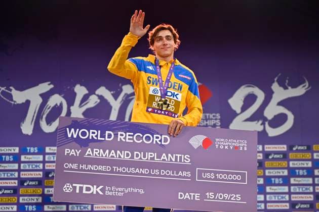 TOKYO, JAPAN 20250916 Sveriges Armand Duplantis tar emot sin guldmedalj i stavhopp och en check pa 100 000 USD under friidrotts-VM pa Japan National Stadium i Tokyo, Japan. *** Bilden ingar i SPORTPAKET. För övriga BETALBILD*** TOKYO JAPAN x10430x *** TOKYO, JAPAN 20250916 Swedens Armand Duplantis receives his gold medal in pole vault and a check for 100,000 USD during the World Athletics Championships at the Japan National Stadium in Tokyo, Japan Picture included in SPORT PACKAGE For others PAY PICTURE TOKYO JAPAN x10430x  Copyright: xChristinexOlsson TTx FRIIDROTTS-VM 2025