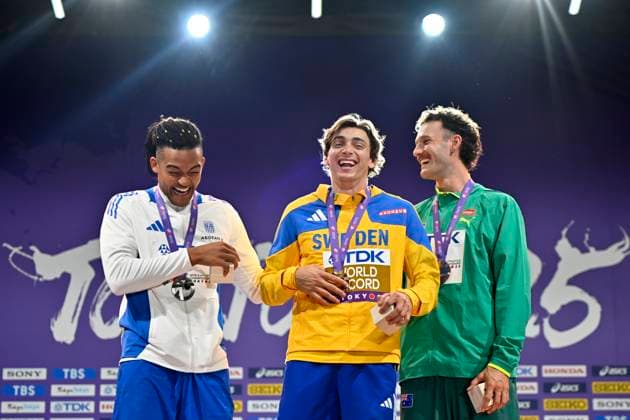 TOKYO, JAPAN 20250916 Sveriges Armand Duplantis tar emot sin guldmedalj i stavhopp USD under friidrotts-VM pa Japan National Stadium i Tokyo, Japan. Till vänster Greklands Emmanouil Karalis, som tog silver, och till höger USA:s Sam Kendricks och Australiens Kurtis Marschall, som tog brons.