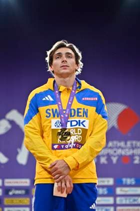 TOKYO, JAPAN 20250916 Sveriges Armand Duplantis tar emot sin guldmedalj i stavhopp under friidrotts-VM pa Japan National Stadium i Tokyo, Japan.