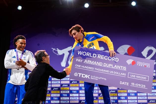 250916 Emmanouil Karalis of Greece and Armand Duplantis of Sweden celebrate at the medal ceremony for men™s pole vault during day 4 of the 2025 World Athletics Championships on September 16, 2025 in Tokyo. Photo: Joel Marklund BILDBYRAN kod JM JM0732 bbeng friidrott athletics friidrett 2025 world athletics championships world athletics championships tokyo 25 friidrotts-vm friidretts-vm vm jubel Copyright: JOELxMARKLUND BB250916JM012