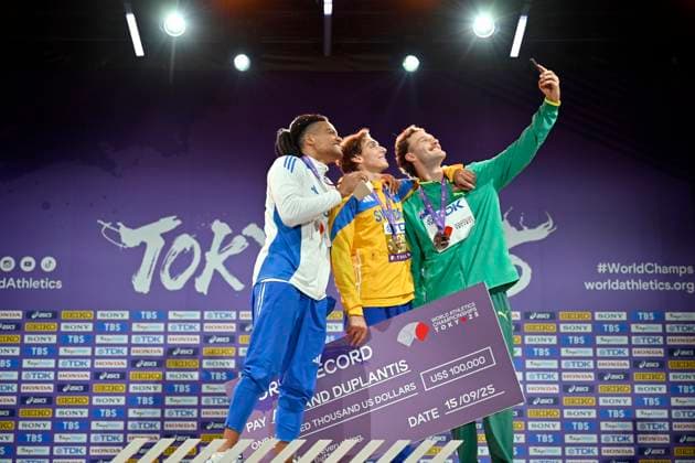TOKYO, JAPAN 20250916 Sveriges Armand Duplantis tar emot sin guldmedalj i stavhopp USD under friidrotts-VM pa Japan National Stadium i Tokyo, Japan. Till vänster Greklands Emmanouil Karalis, som tog silver, och till höger USA:s Sam Kendricks och Australiens Kurtis Marschall, som tog brons.