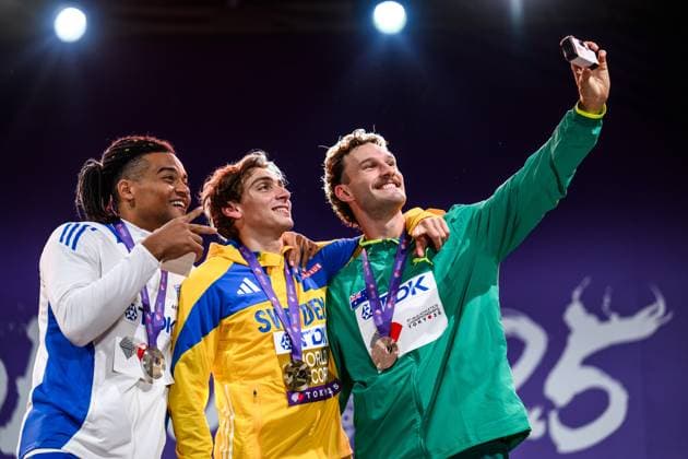 250916 Emmanouil Karalis of Greece, Armand Duplantis of Sweden and Kurtis Marschall of Australia celebrate at the medal ceremony for men™s pole vault during day 4 of the 2025 World Athletics Championships on September 16, 2025 in Tokyo. Photo: Joel Marklund BILDBYRAN kod JM JM0732 bbeng friidrott athletics friidrett 2025 world athletics championships world athletics championships tokyo 25 friidrotts-vm friidretts-vm vm jubel Copyright: JOELxMARKLUND BB250916JM015