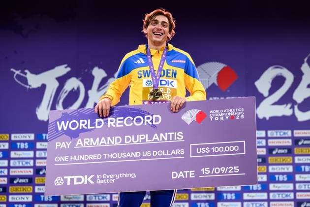 250916 Armand Duplantis of Sweden celebrates at the medal ceremony for men™s pole vault during day 4 of the 2025 World Athletics Championships on September 16, 2025 in Tokyo. Photo: Joel Marklund BILDBYRAN kod JM JM0732 bbeng friidrott athletics friidrett 2025 world athletics championships world athletics championships tokyo 25 friidrotts-vm friidretts-vm vm jubel Copyright: JOELxMARKLUND BB250916JM016