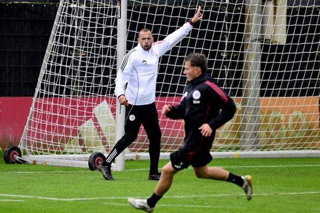 AMSTERDAM - Ajax coach Johnny Heitinga during a training session at De Toekomst in preparation for the Champions League match against Internazionale. ANP OLAF KRAAK xVIxANPxSportx xxANPxIVx 536480872 originalFilename: 536480872.jpg