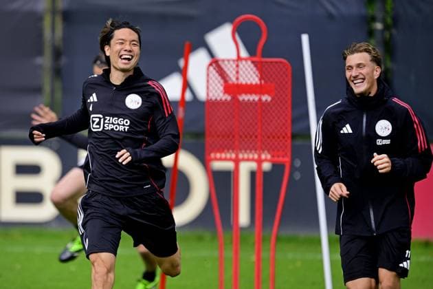 AMSTERDAM - Ajax s Ko Itakura and Mika Godts during a training session at De Toekomst in preparation for the Champions League match against Internazionale. ANP OLAF KRAAK xVIxANPxSportx xxANPxIVx 536480906 originalFilename: 536480906.jpg